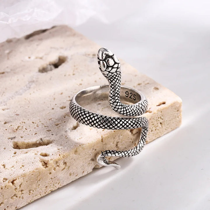 BowLift | Textured Snake Steel Ring