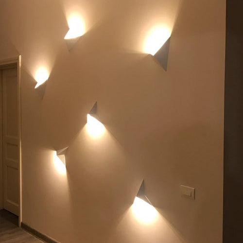 Minimalistic Triangular LED Wall Lamp | Modern Design in Bowliftack/White | Perfect for Living Room and Bathroom | Bowlift