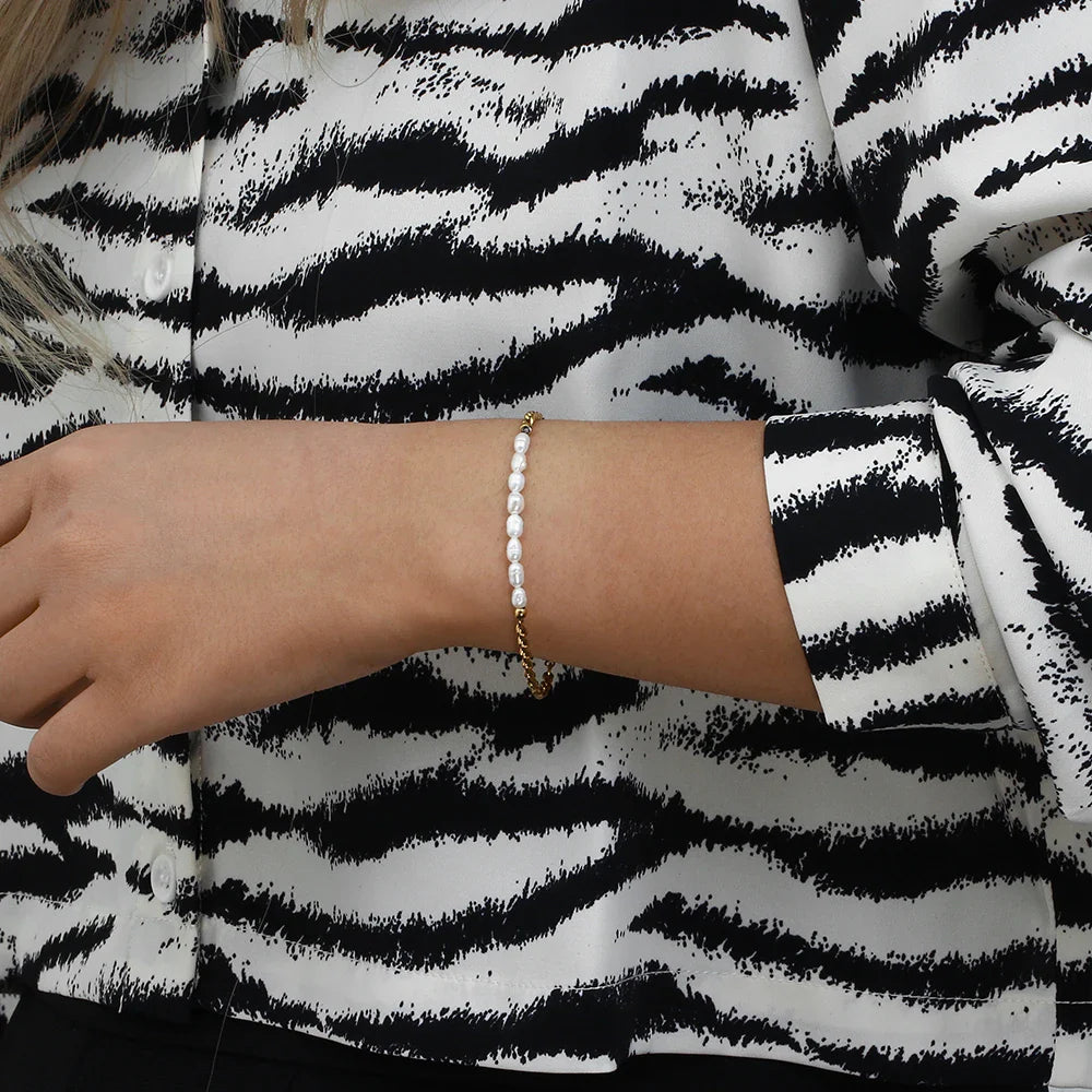BowLift | Classic Twist Pearl Circle Lock Bracelet