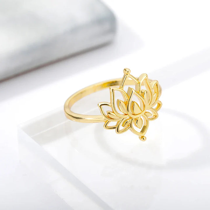 BowLift | Dainty Lotus Flower Outline Ring