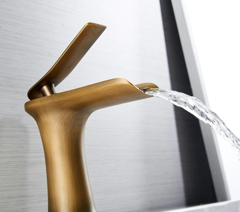 BowLift | Modern Waterfall Bathroom Tap – Stylish Design & Elegant Water Flow