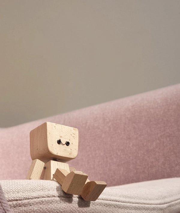 BowLift | Wooden Decoration Figure with Movable Rocking Function and Interchangeable Faces