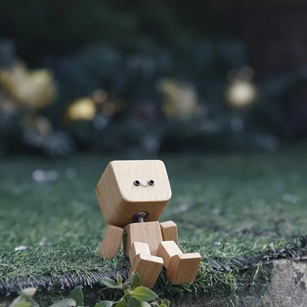 BowLift | Wooden Decoration Figure with Movable Rocking Function and Interchangeable Faces