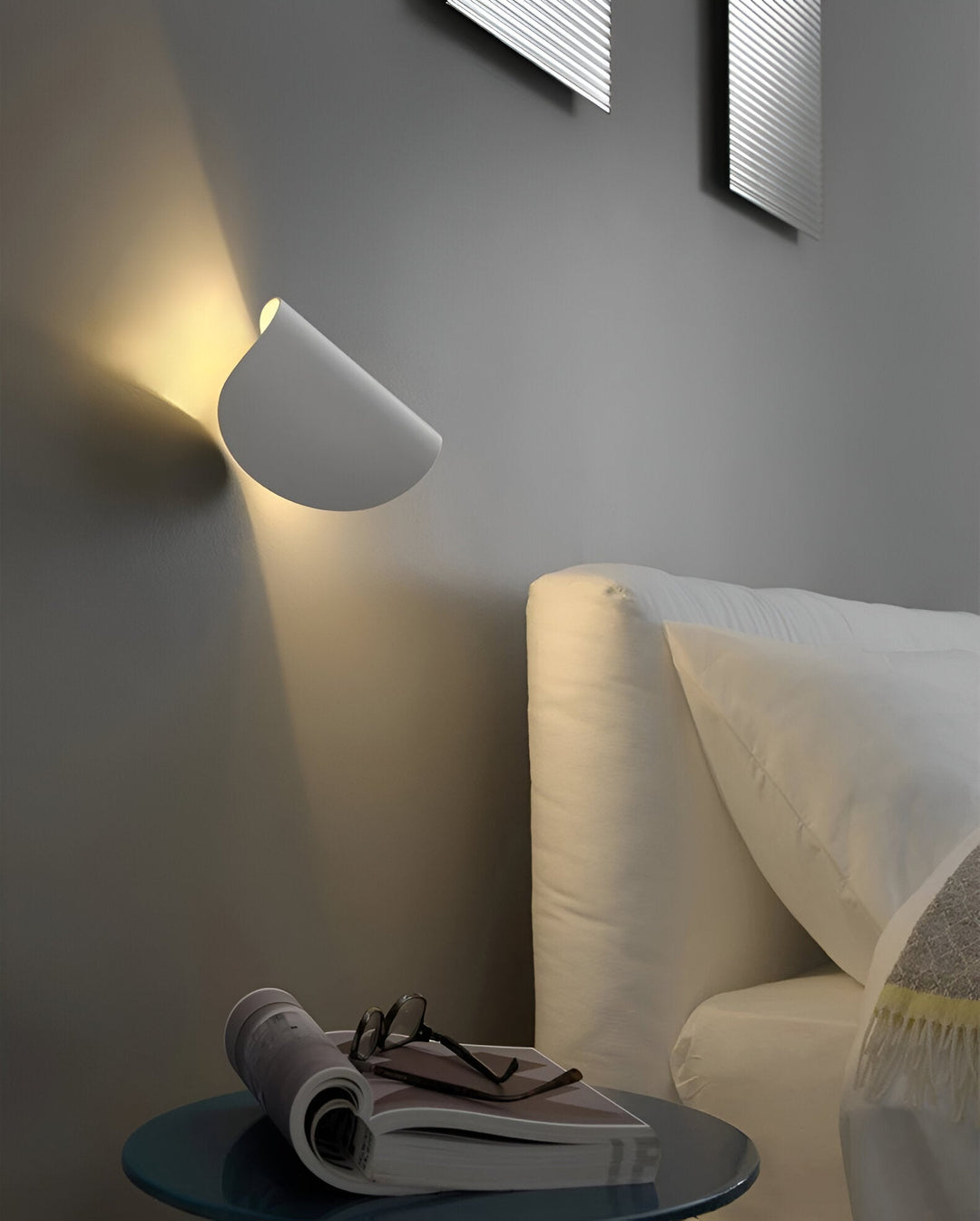 BowLift | Swivel Metal Wall Lamp with Curved Design, Ideal for Any Room