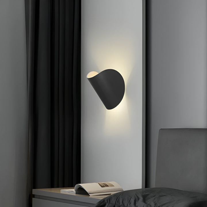 BowLift | Swivel Metal Wall Lamp with Curved Design, Ideal for Any Room