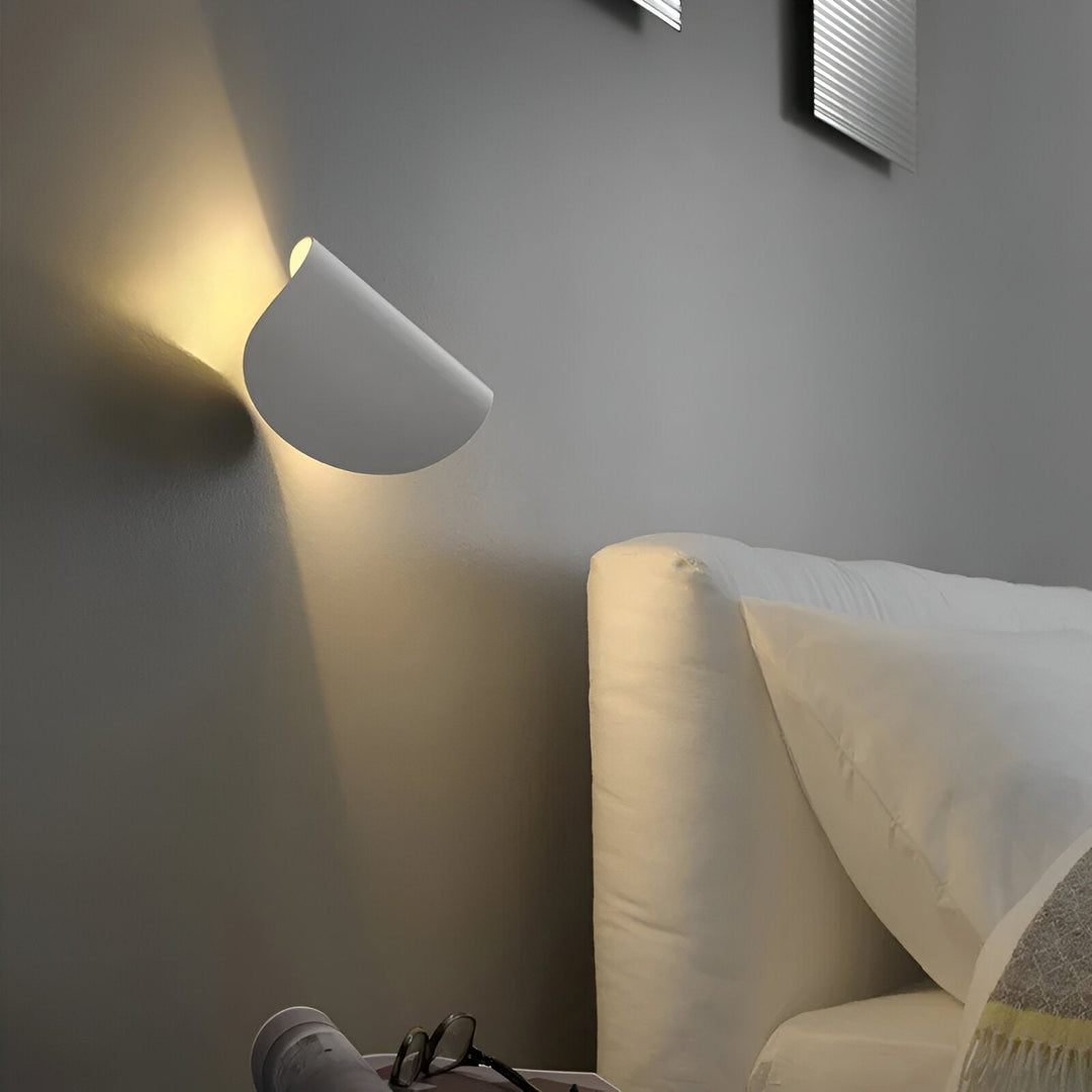 BowLift | Swivel Metal Wall Lamp with Curved Design, Ideal for Any Room