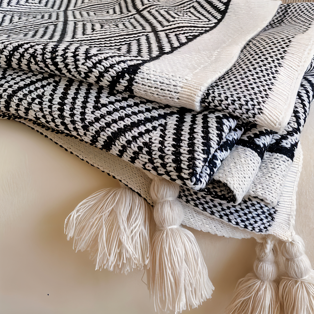 BowLift | POLYSTRIPE – Cozy Black-White Geometric Fleece Blanket