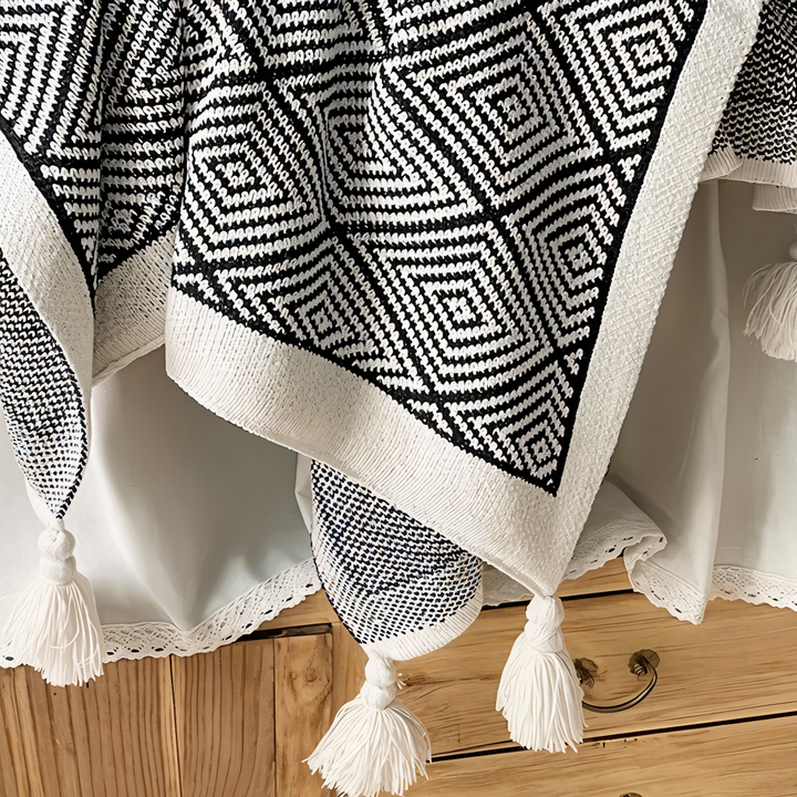 BowLift | POLYSTRIPE – Cozy Black-White Geometric Fleece Blanket
