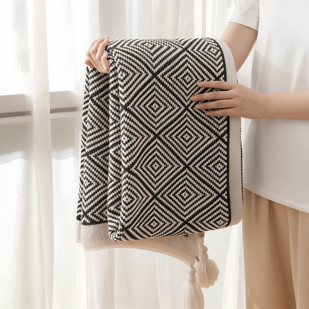 BowLift | POLYSTRIPE – Cozy Black-White Geometric Fleece Blanket
