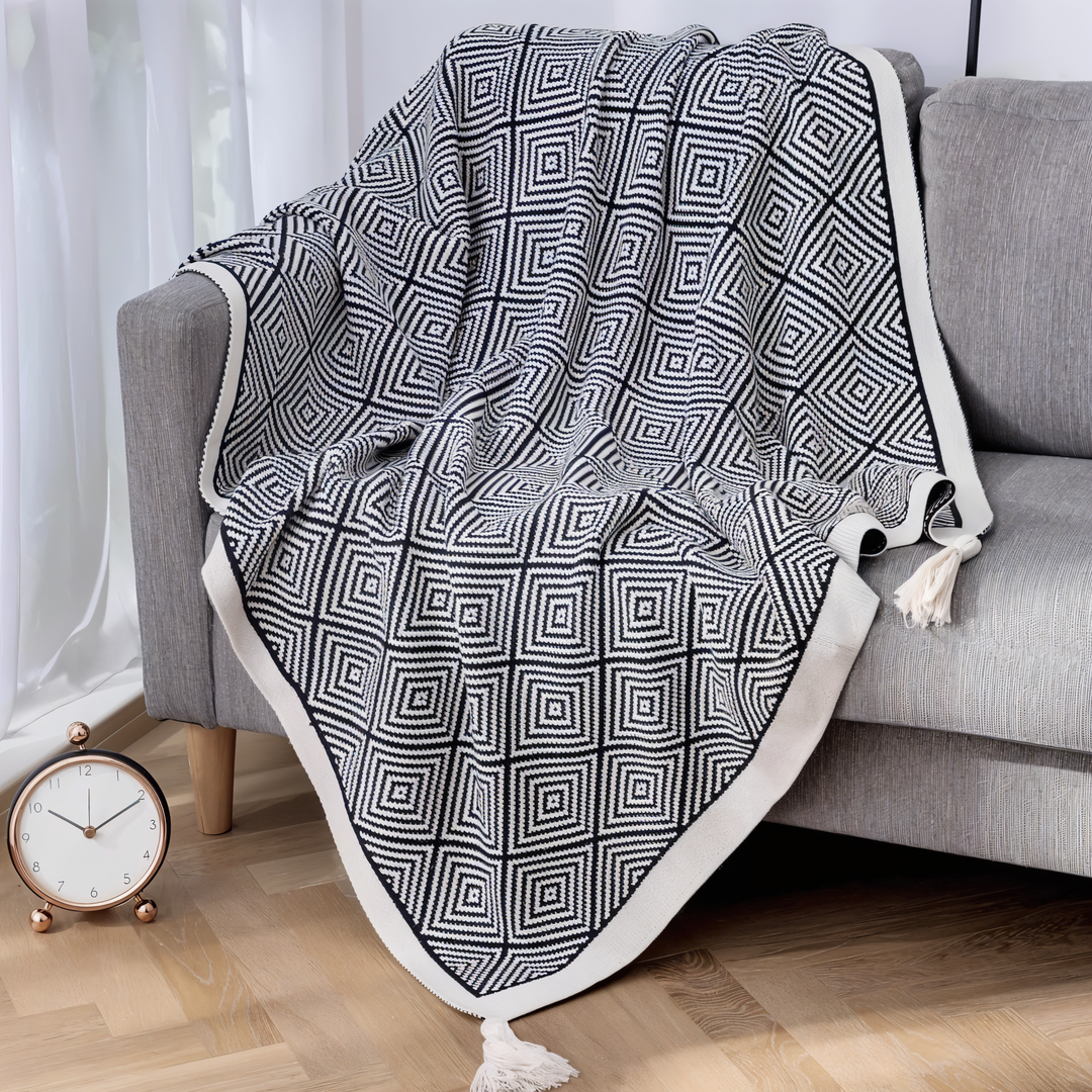 BowLift | POLYSTRIPE – Cozy Black-White Geometric Fleece Blanket