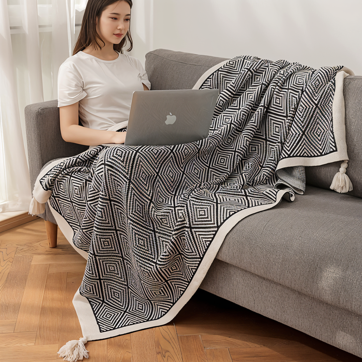 BowLift | POLYSTRIPE – Cozy Black-White Geometric Fleece Blanket
