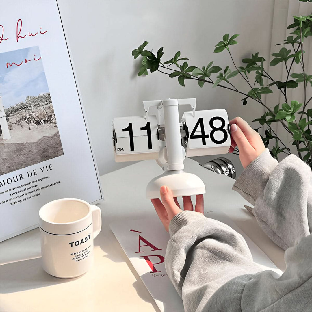 BowLift | Minimalist Flip Clock Automatic Retro Desk Clock
