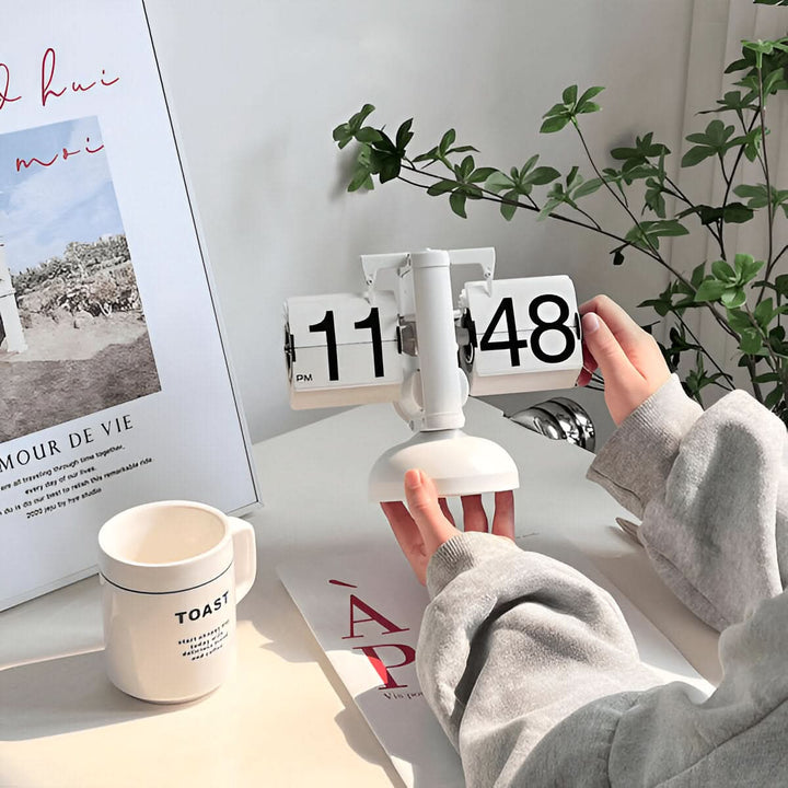 BowLift | Minimalist Flip Clock Automatic Retro Desk Clock