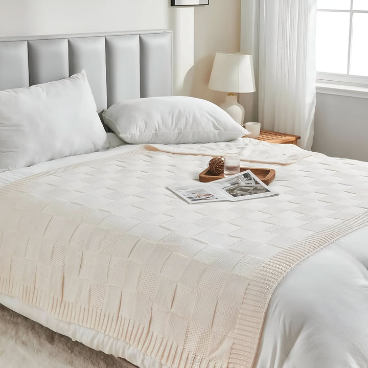 BowLift | MONOSTRIPE – Minimalistic knit blanket
