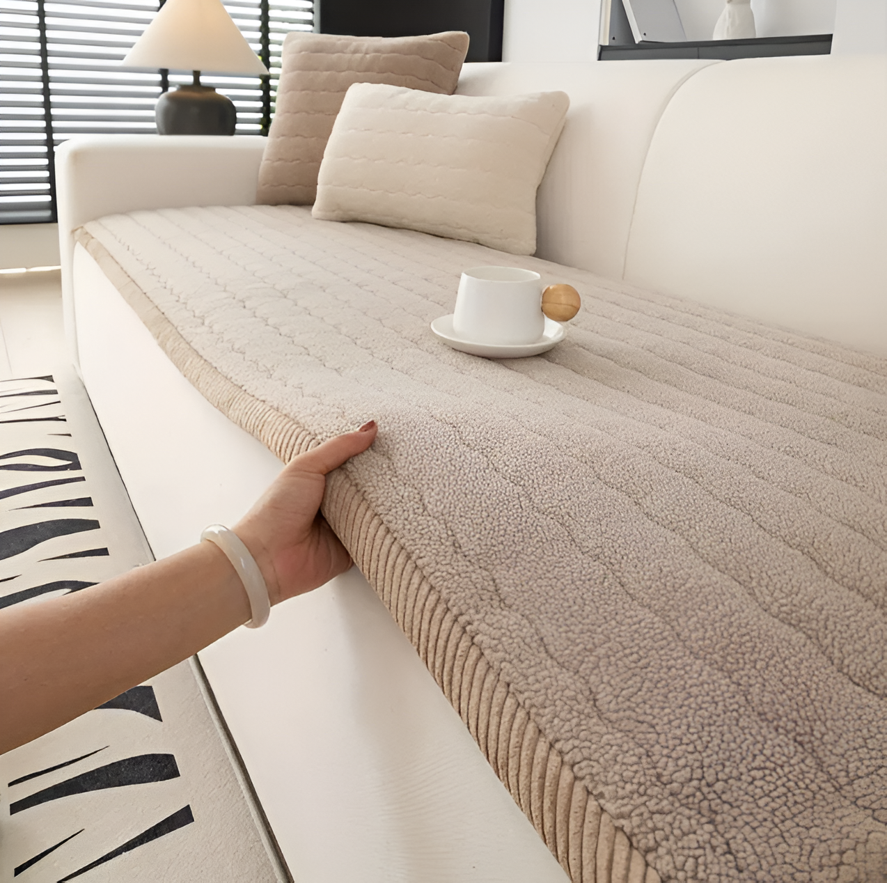 BowLift | PolyesPlush Sofa Cover – Non‑Slip Pet‑Friendly Couch Protector