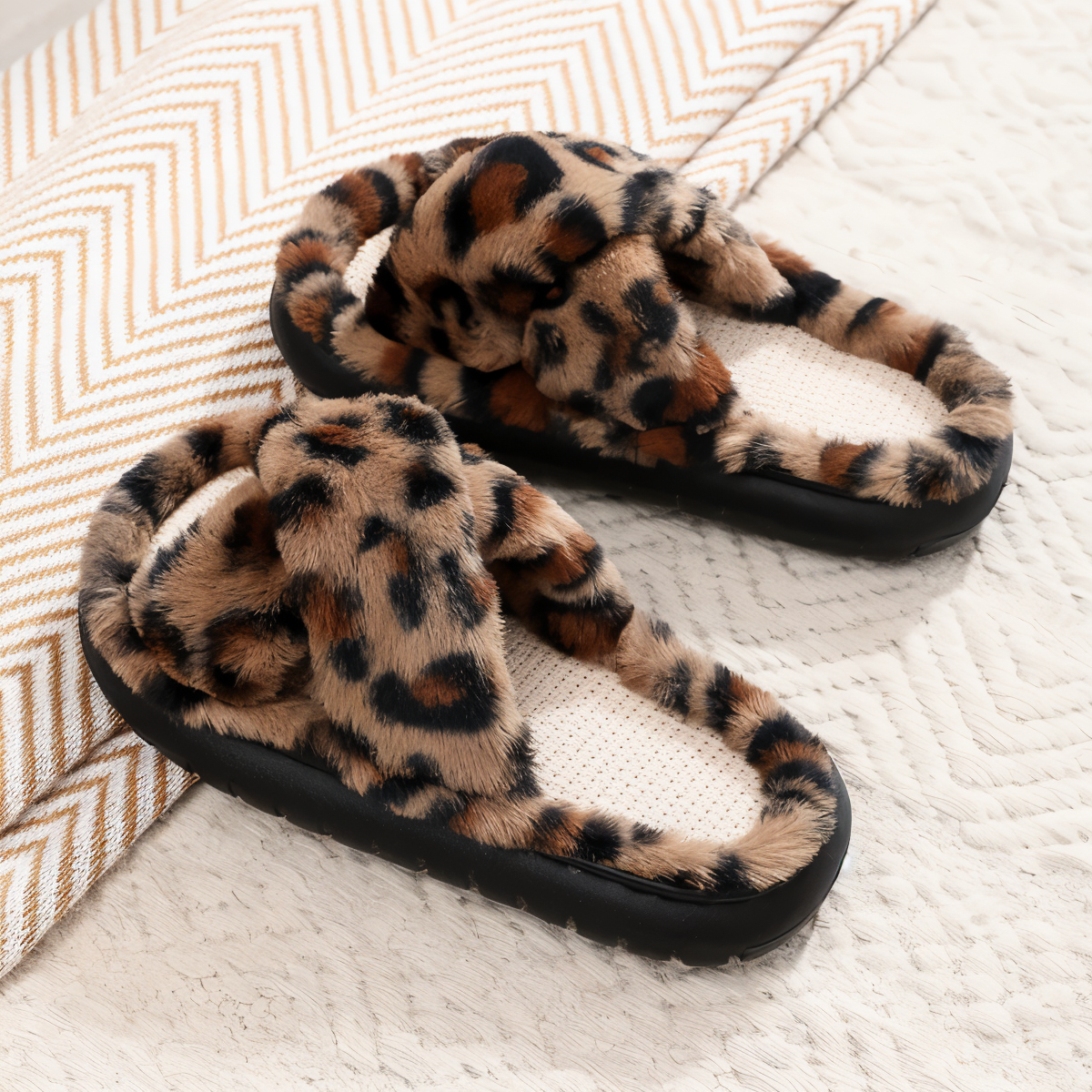 BowLift | Sofie - Lined slippers made of plush with cross band