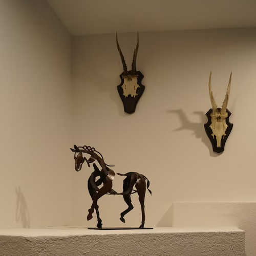 BowLift | Handmade Horse Figurine – Ferro