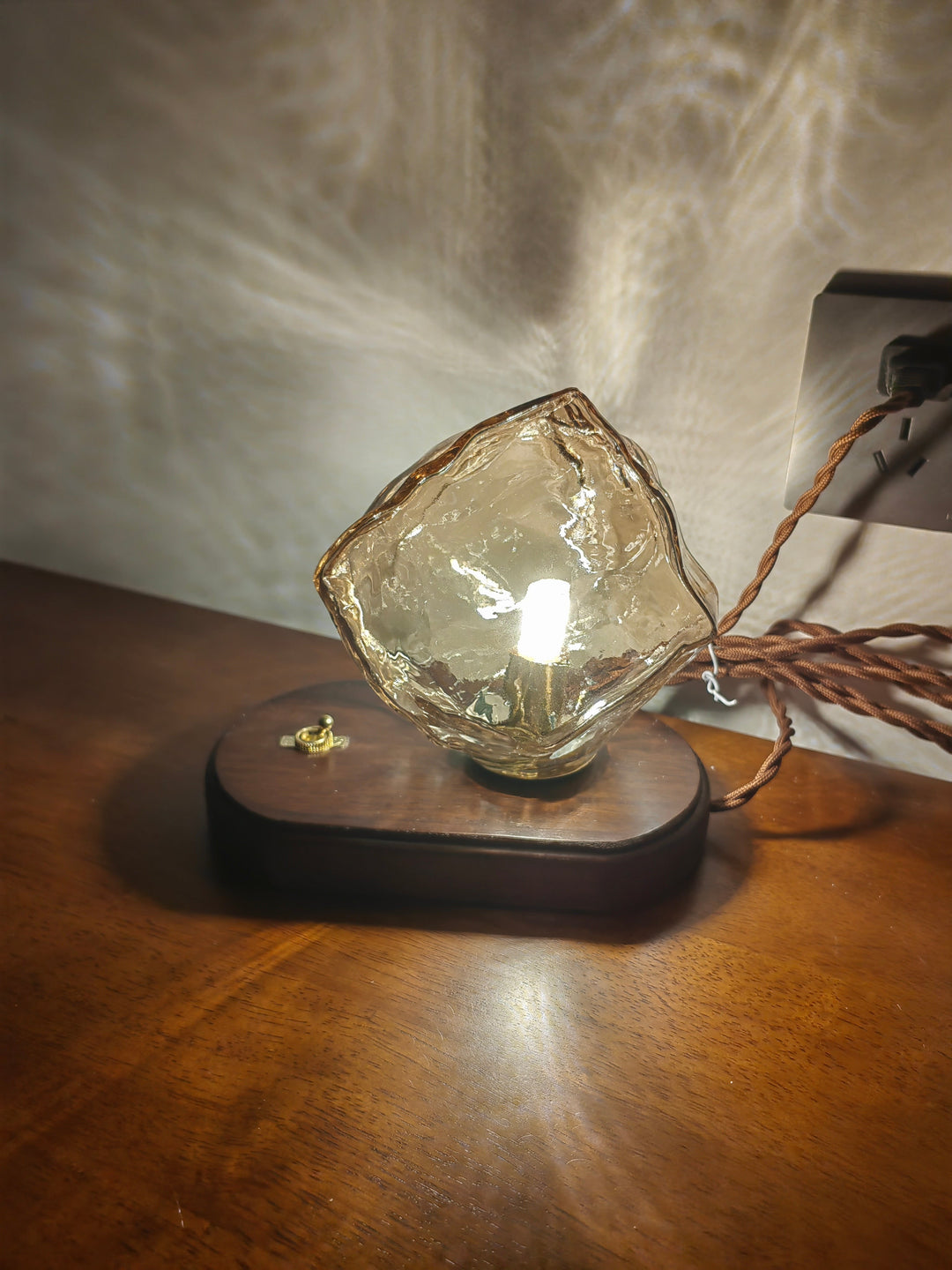 BowLift | GlowCraft Table Lamp - Elegant cordless table lamp with motion sensor