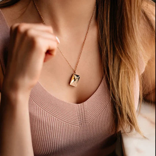 BowLift | Love Chain - Loving letter necklace for your loved one