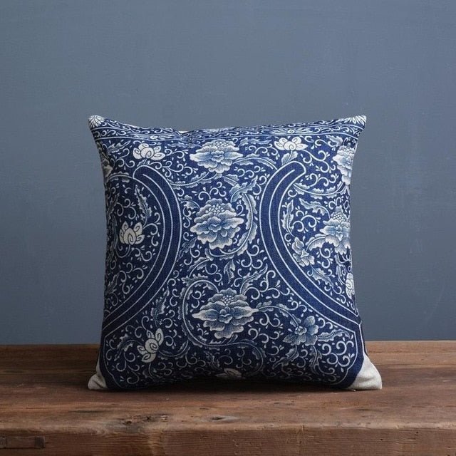BowLift | Pillowcase with traditional porcelain pattern made of linen-cotton blend fabric