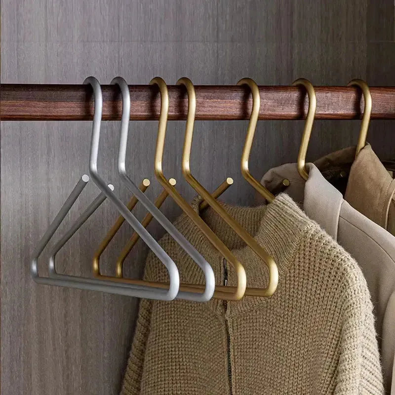 BowLift | Luxury suit matte clothing hanger set 4 plus 1