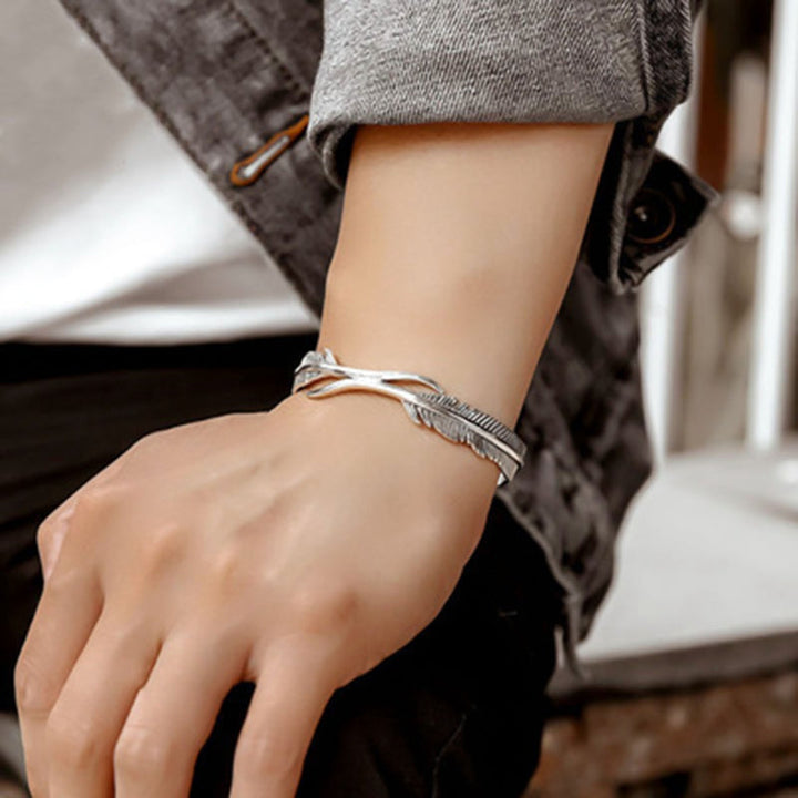 Elegant Adjustable Bracelet with Enchanting Silver Feathers Bowlift