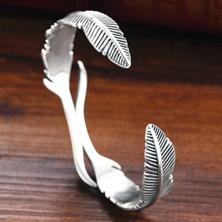Elegant Adjustable Bracelet with Enchanting Silver Feathers Bowlift