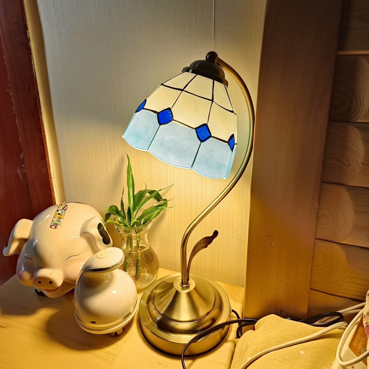 BowLift | LuxePetal – White and Blue Glass Floral Table Lamp in Gold