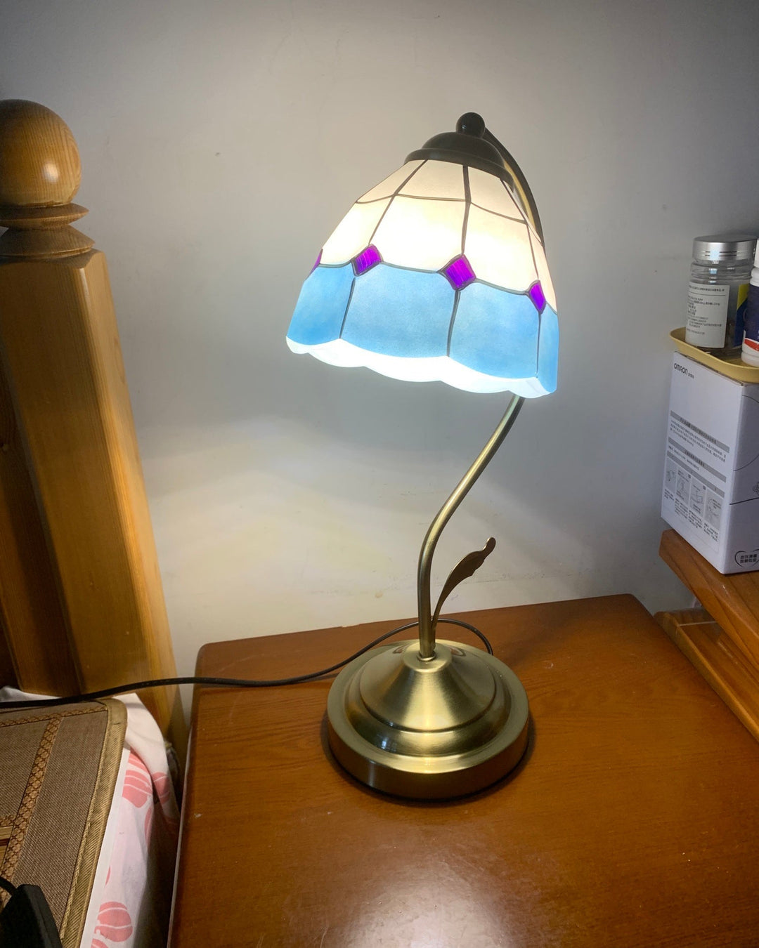 BowLift | LuxePetal – White and Blue Glass Floral Table Lamp in Gold