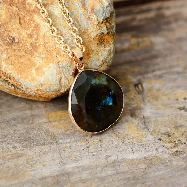 Refined Labradorite Drop Necklace with Luxury Gold Finish - Elyria Bowlift