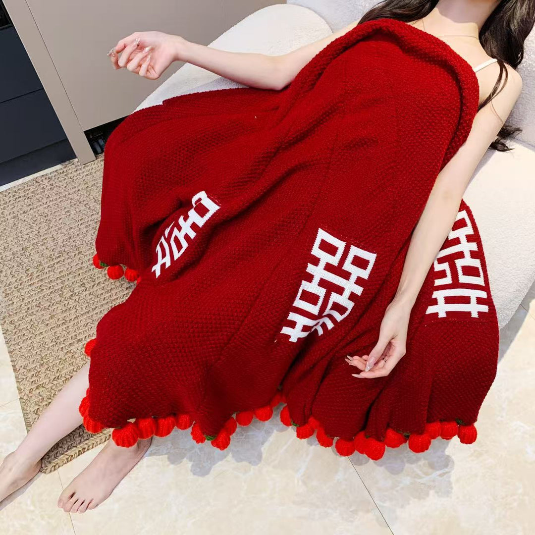 Snuggle blanket with decorative pompom fringes Bowlift