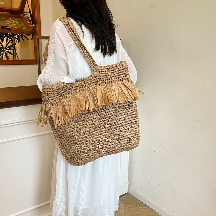 Straw bag with fringes and modern details Bowlift