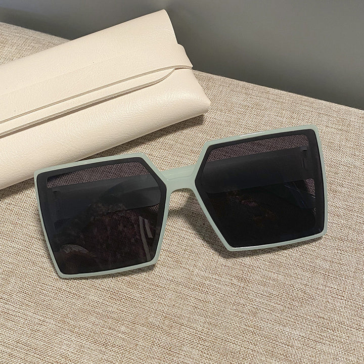 Women's square sunglasses with a sturdy frame and stylish design Bowlift