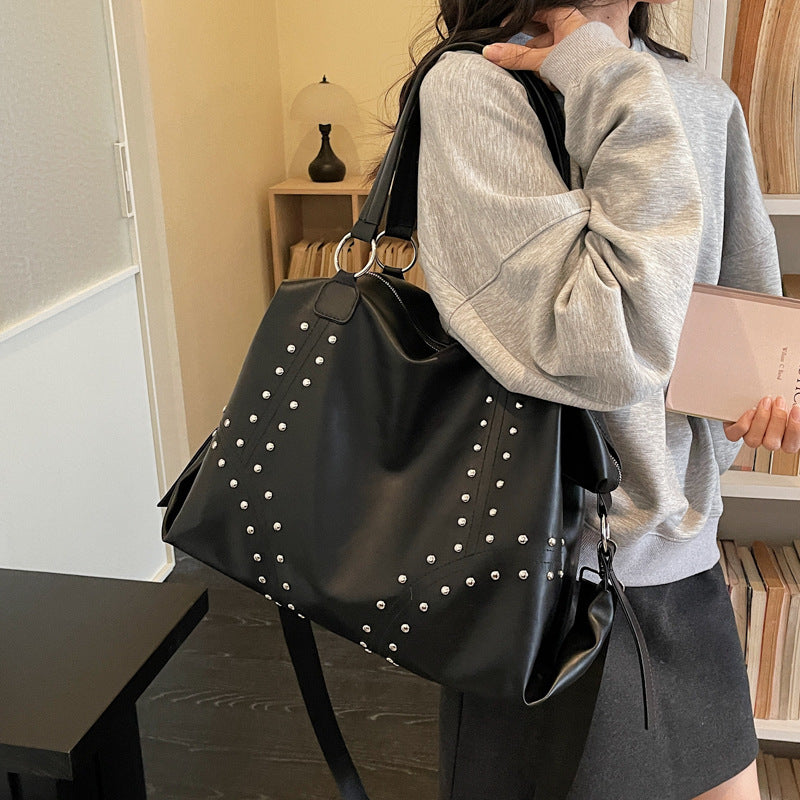 Elegant and Spacious Handbag Bowlift