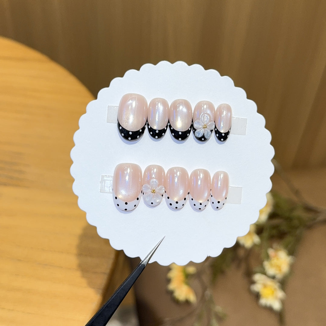 Decorative artificial nails with elegant accents Bowlift