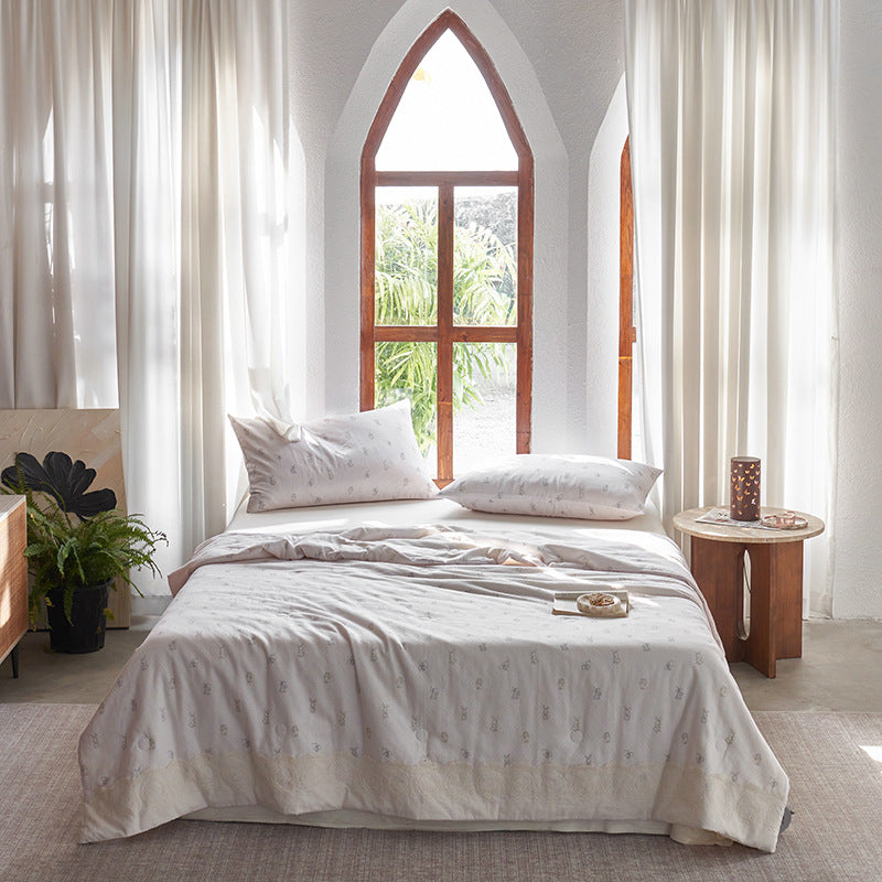 Ladies elegant bedspread with delicate floral pattern Bowlift