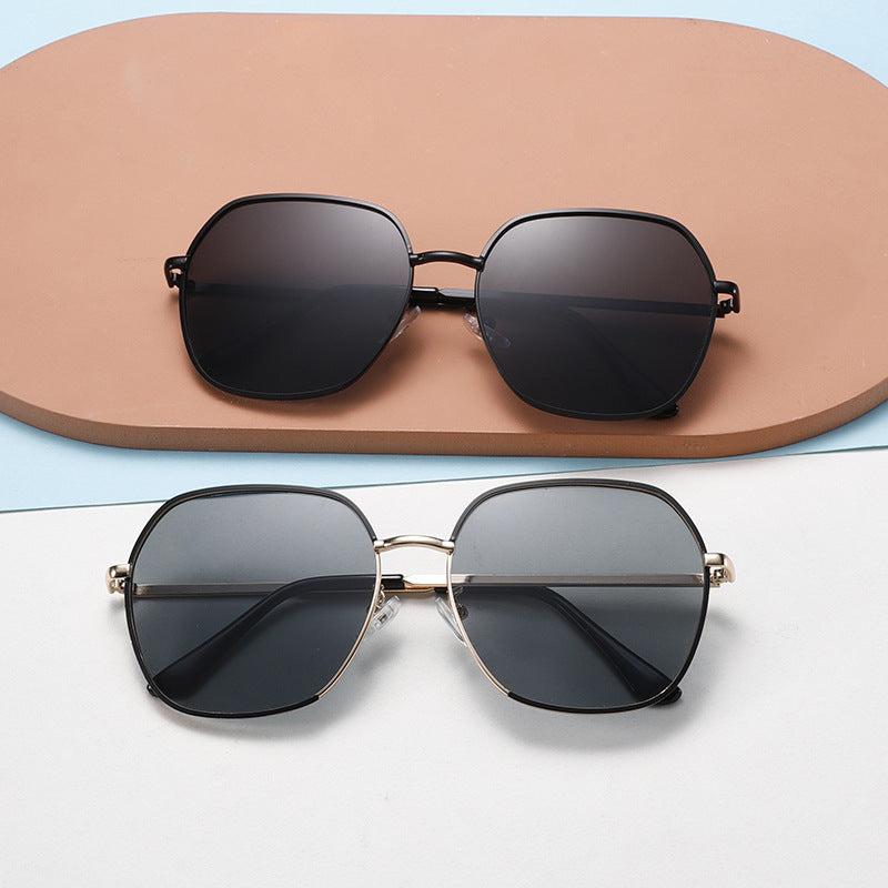 Women Elegant oversized Sunglasses with high-quality metal frame and UV protection Bowlift