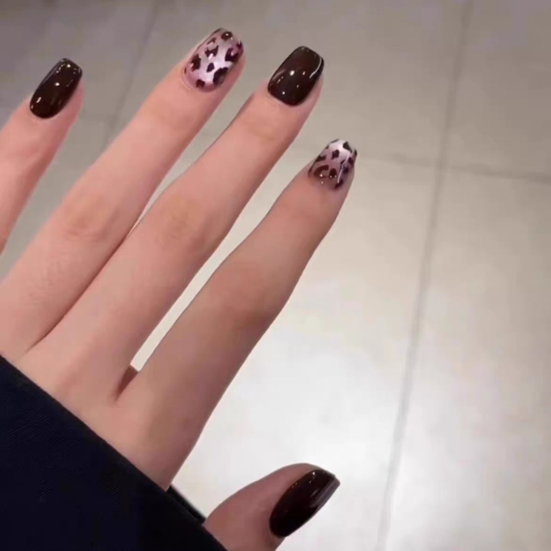 Elegant Press-On Nail Set with Glossy Finish Bowlift