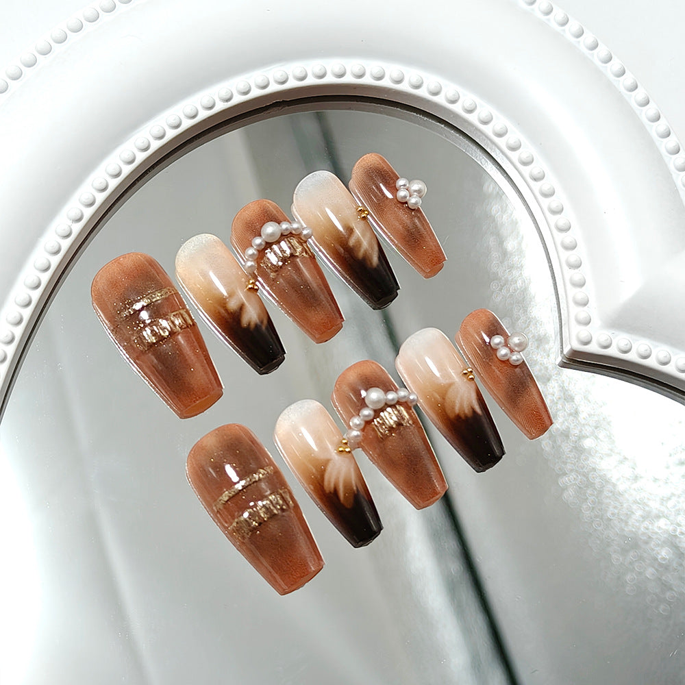 Artificial nails with elegant pearl and gold accents Bowlift
