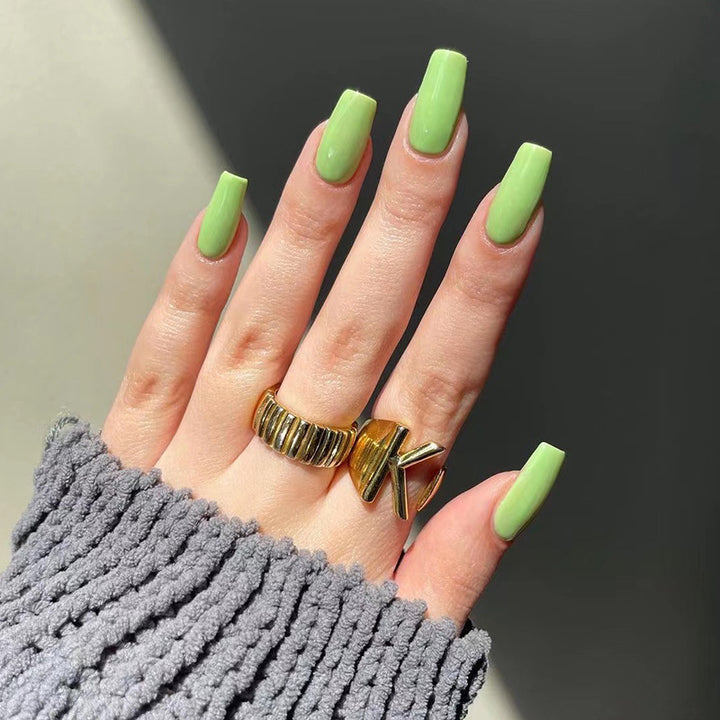 Stylish artificial nails in elegant gloss finish Bowlift