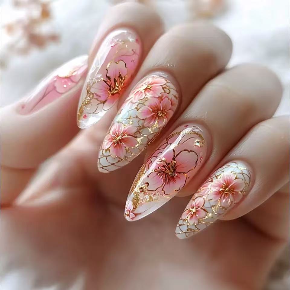Artificial nails with floral accents and golden details Bowlift