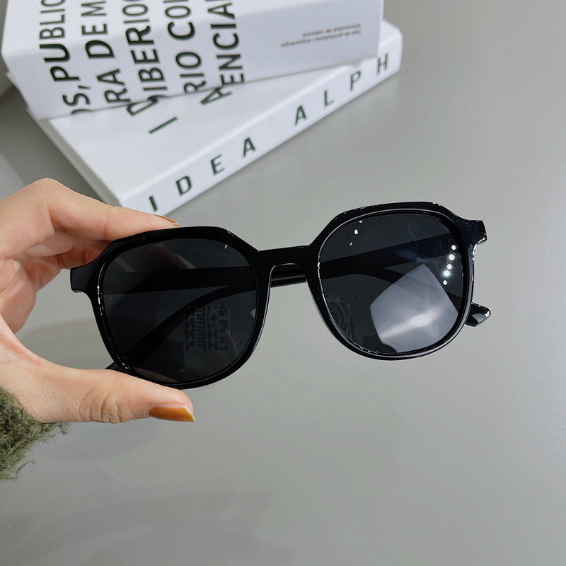 Fashionable Vintage Sunglasses with Wide Frame Bowlift