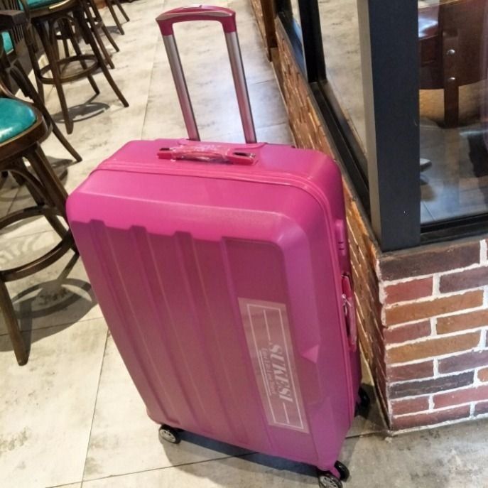 Hard-shell suitcase with quiet 360-degree wheels Bowlift