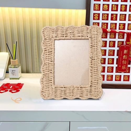 Playful picture frame in rattan style Bowlift