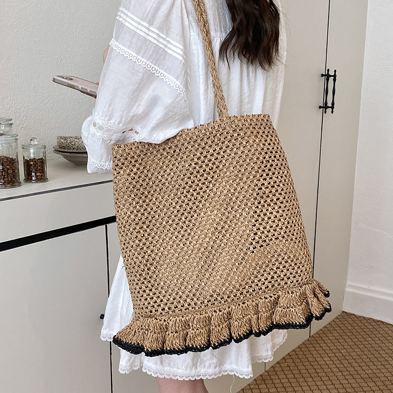 Handcrafted straw bag with fringed hem Bowlift