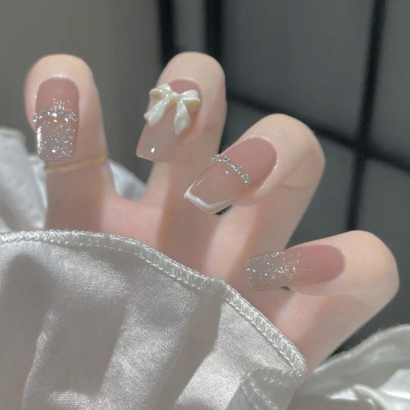 Exquisite Rhinestone-Embellished Press-On Nail Set Bowlift