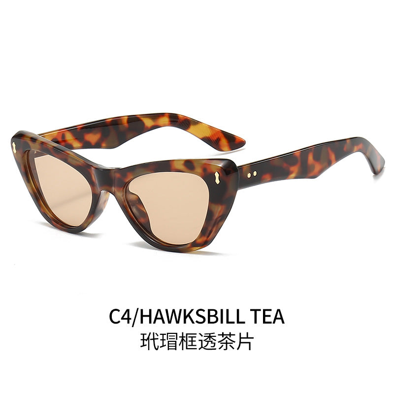 Ladies Cat-Eye Sunglasses with Elegant Accentuated Frame Bowlift