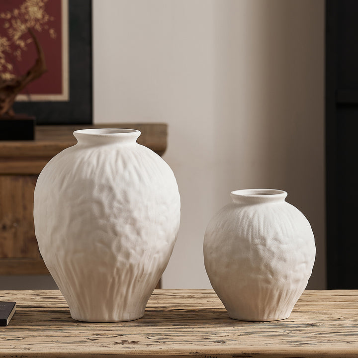 Elegant ceramic vase with texture Bowlift