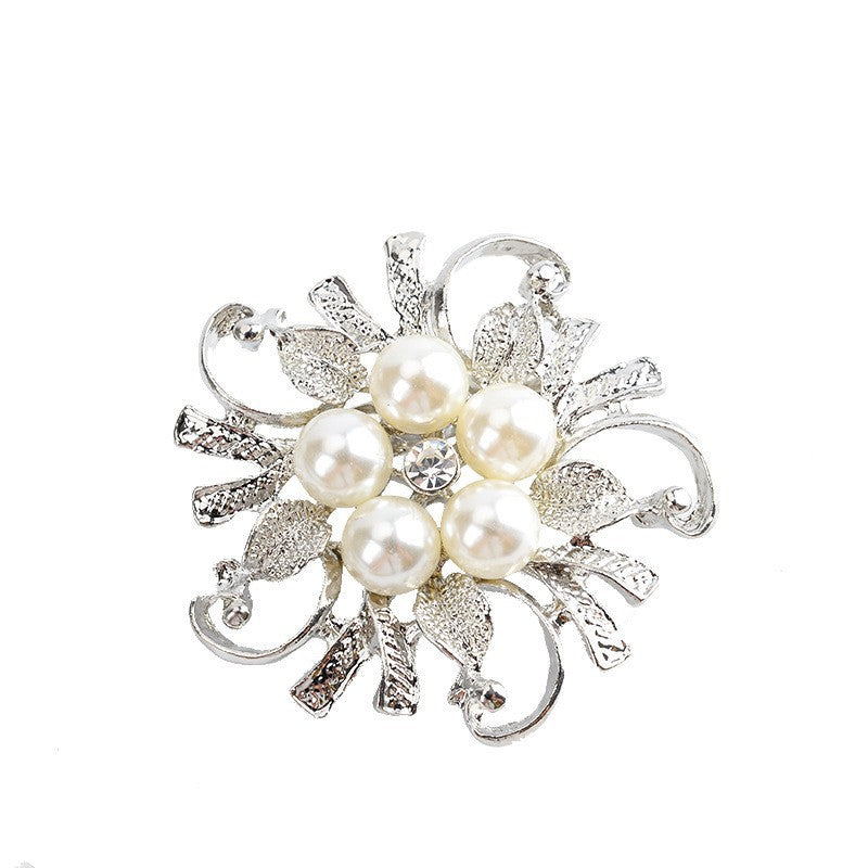 Glamorous brooch with pearl set Bowlift