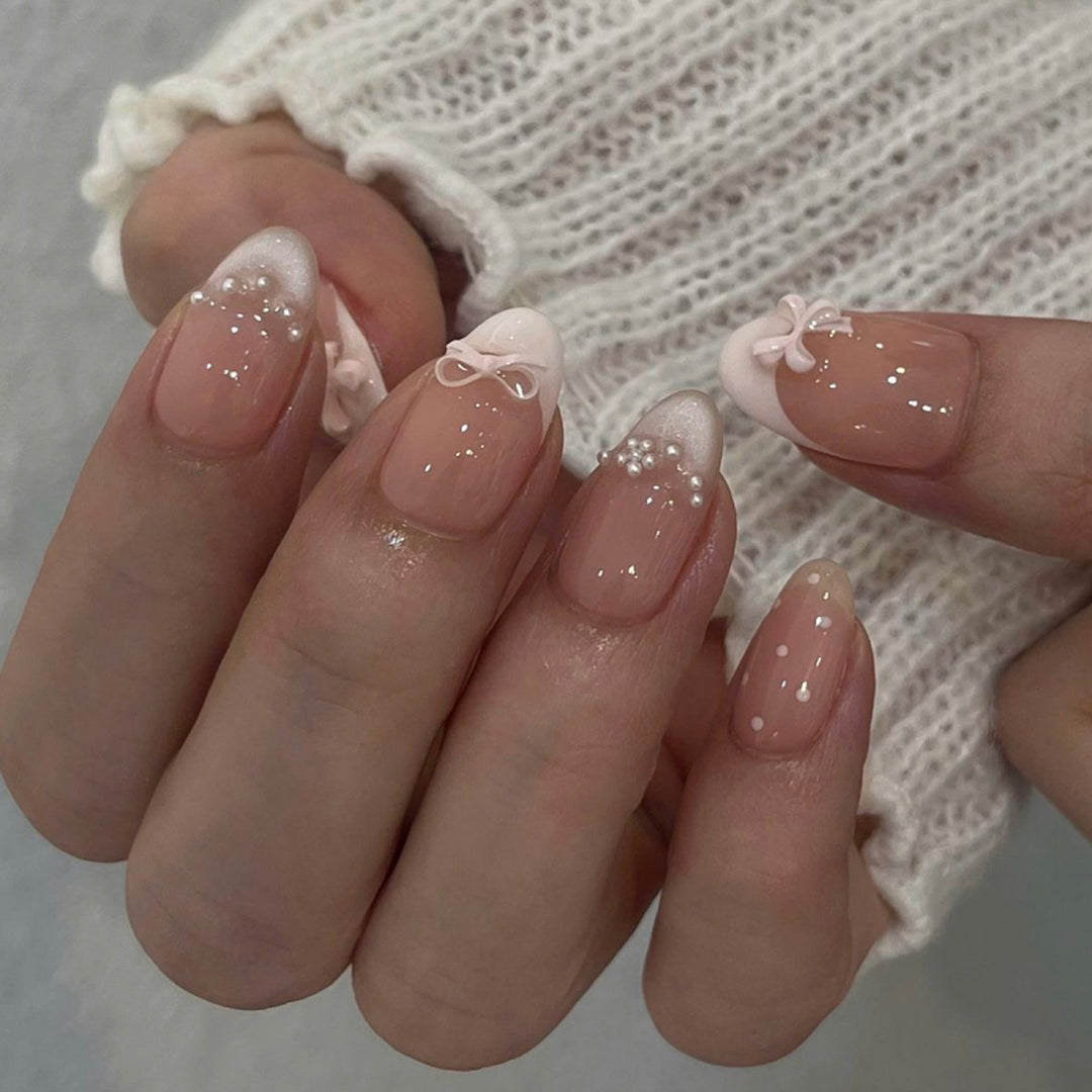 Artificial nail art with playful dots and bows Bowlift
